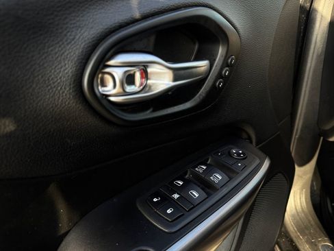 Used 2020 Jeep Cherokee Limited AWD/4WD image 28