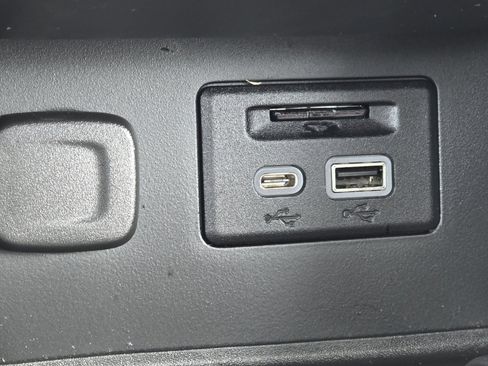 Used 2022 GMC Acadia Denali w/ Denali Technology Package image 9