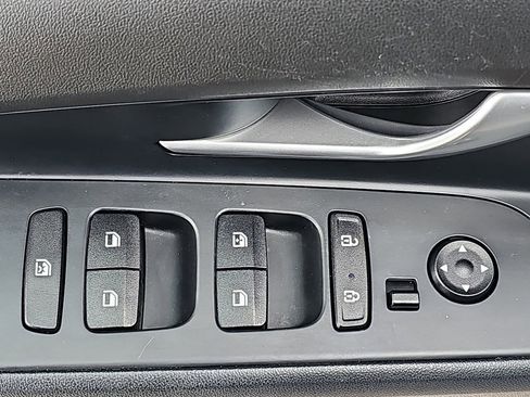 Used 2023 Hyundai Elantra SEL image 31