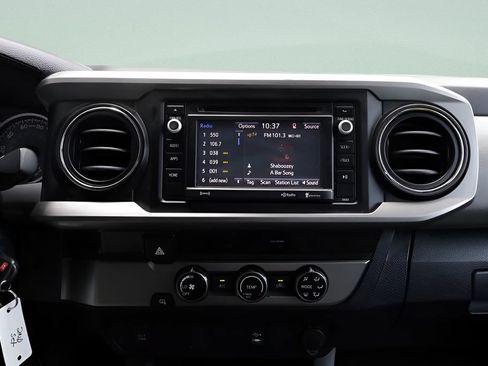 Used 2018 Toyota Tacoma SR5 RWD image 34
