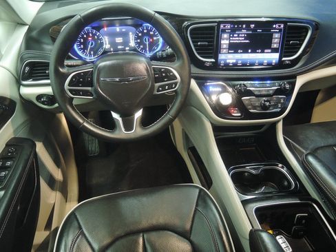 Used 2024 Chrysler Pacifica Limited FWD image 12