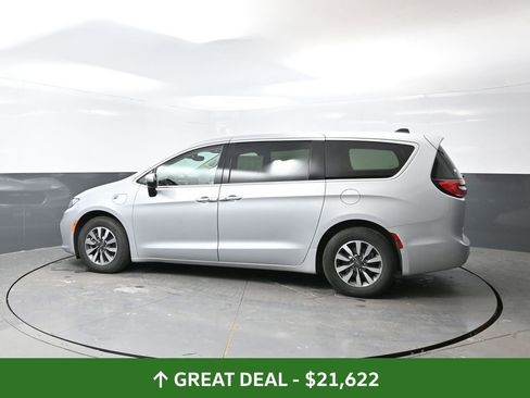 Used 2023 Chrysler Pacifica Touring-L FWD image 10