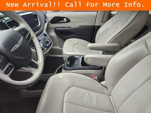 Used 2020 Chrysler Pacifica Limited FWD image 11