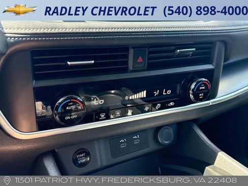 Used 2025 Nissan Rogue SV image 10