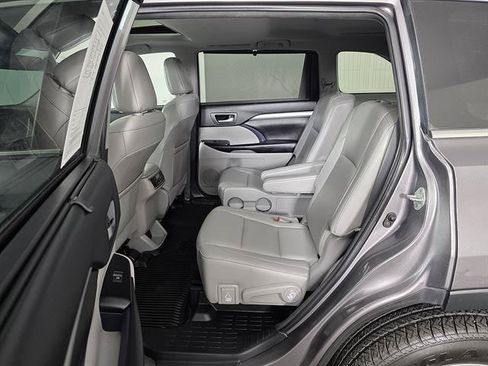 Used 2018 Toyota Highlander XLE AWD/4WD image 27