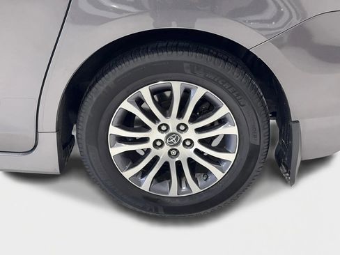 Used 2020 Toyota Sienna XLE image 33
