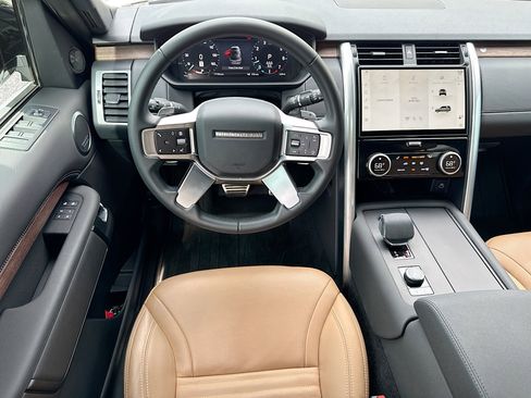 Used 2025 Land Rover Discovery Dynamic SE image 16