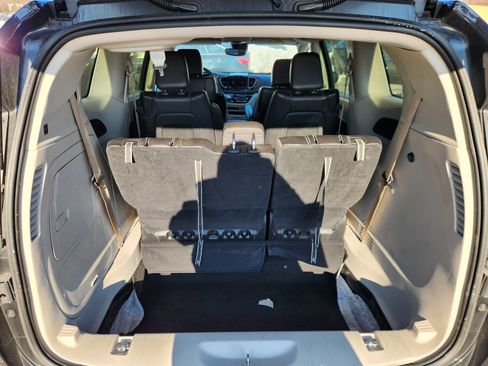 Used 2023 Chrysler Pacifica Touring-L image 19