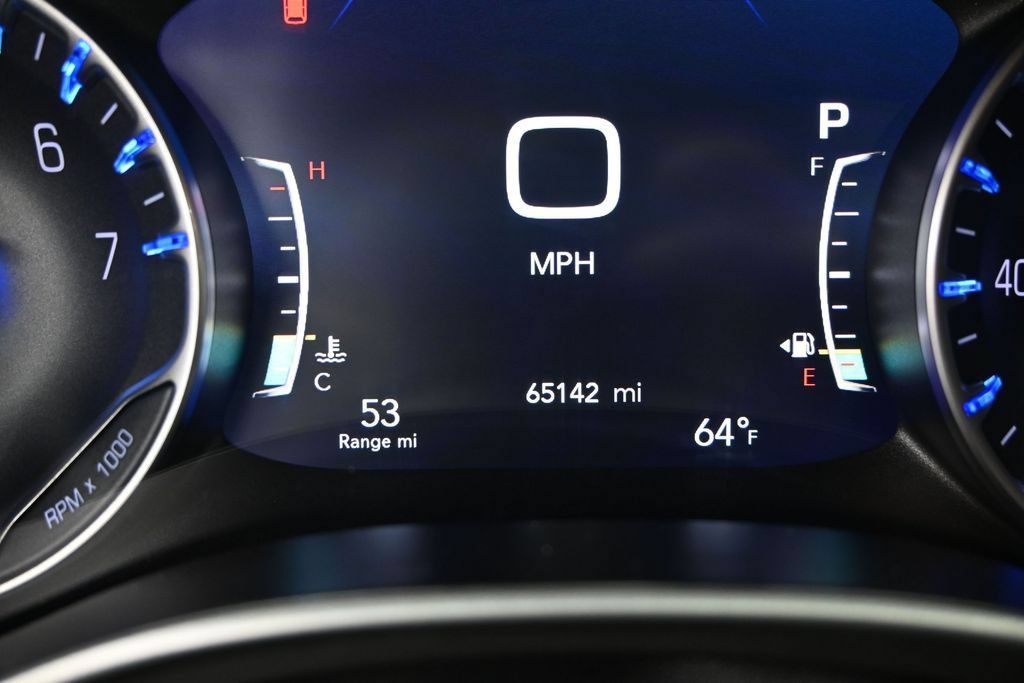 Used 2024 Chrysler Pacifica Touring-L FWD image 9