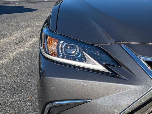 Certified 2025 Lexus ES 300h w/ Premium Package image 8