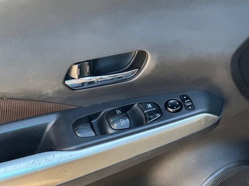 Used 2020 Nissan Kicks SR FWD image 11