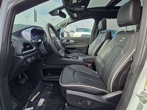 New 2026 Chrysler Pacifica Limited w/ S Appearance Package image 11