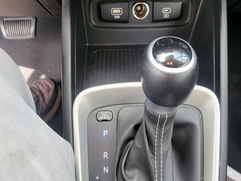 Used 2025 Hyundai Venue SEL FWD image 6