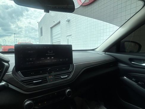 Used 2023 Nissan Altima 2.5 SV w/ SV Premium Package FWD image 17