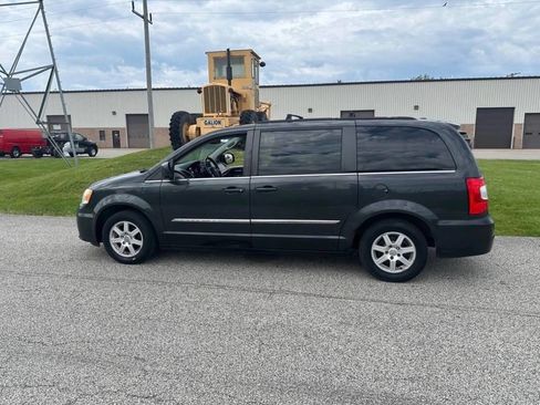 Used 2012 Chrysler Town & Country Touring FWD image 8