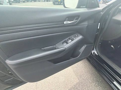 Used 2025 Nissan Altima 2.5 SV FWD image 17