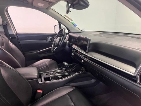Used 2024 Kia Sorento S image 11