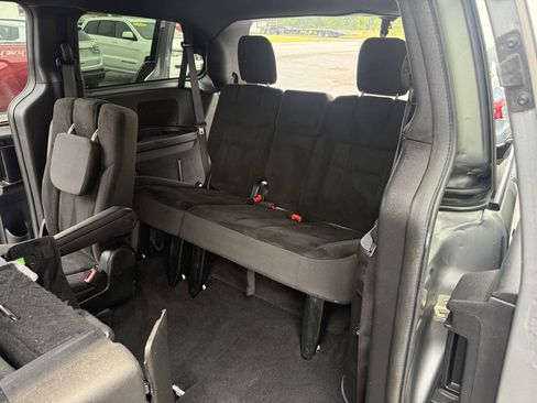 Used 2019 Dodge Grand Caravan SE FWD image 16
