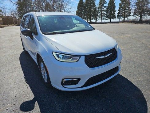 Used 2024 Chrysler Pacifica Touring-L image 8