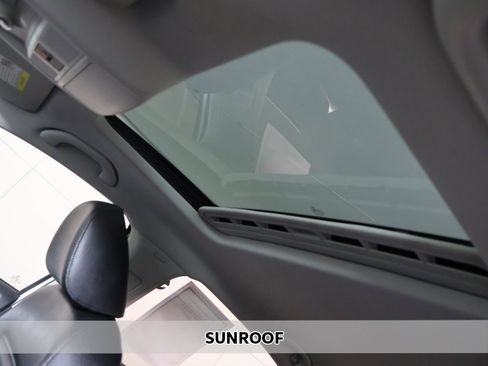 Used 2017 Volkswagen Jetta SE image 3