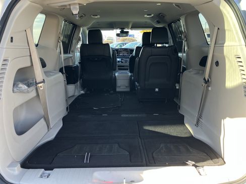 Used 2024 Chrysler Pacifica Touring-L image 12