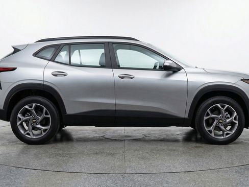 Used 2025 Chevrolet Trax LT w/ LT Convenience Package image 11