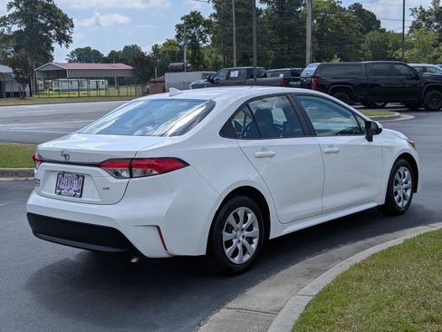 Used 2025 Toyota Corolla LE FWD image 5