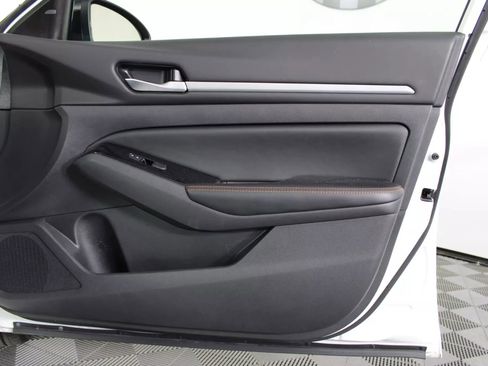 Used 2024 Nissan Altima 2.5 SR FWD image 39
