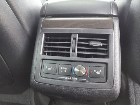 Used 2016 Toyota Avalon Limited image 23