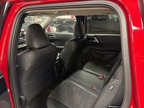 Used 2024 Mitsubishi Outlander SE image 13