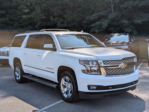 Used 2018 Chevrolet Suburban LT w/ LT Signature Package RWD image 11