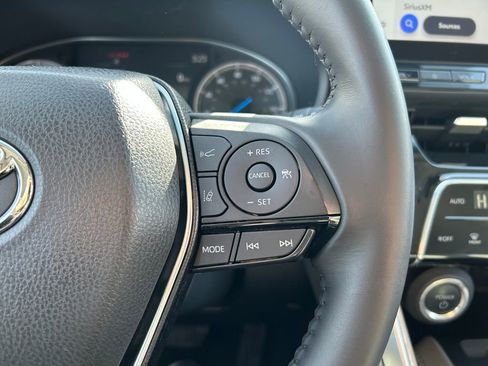 Used 2024 Toyota Venza XLE image 17