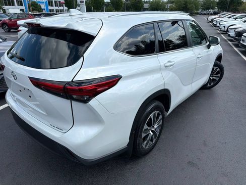 Used 2023 Toyota Highlander XLE AWD/4WD image 5