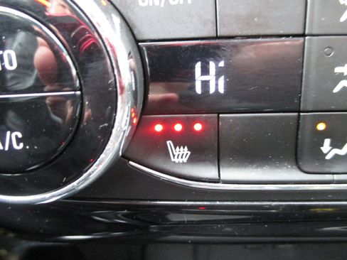 Used 2025 Chevrolet Trax LT w/ LT Convenience Package image 19