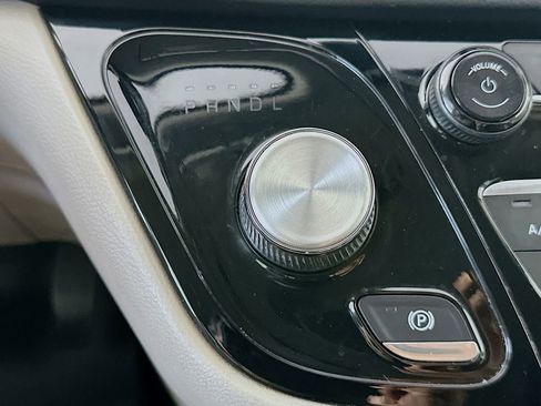 Used 2019 Chrysler Pacifica Touring-L FWD image 16