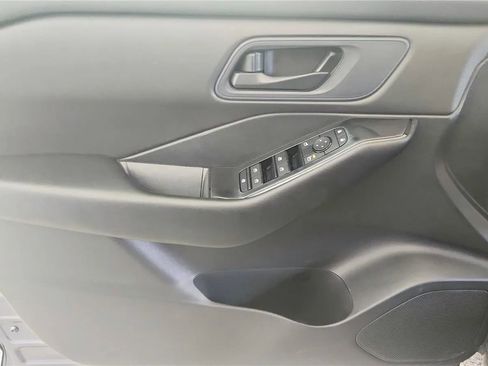 Used 2024 Nissan Rogue S FWD image 32