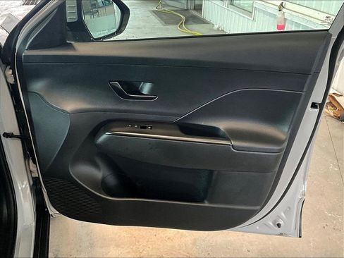 Used 2025 Hyundai Kona SEL image 12