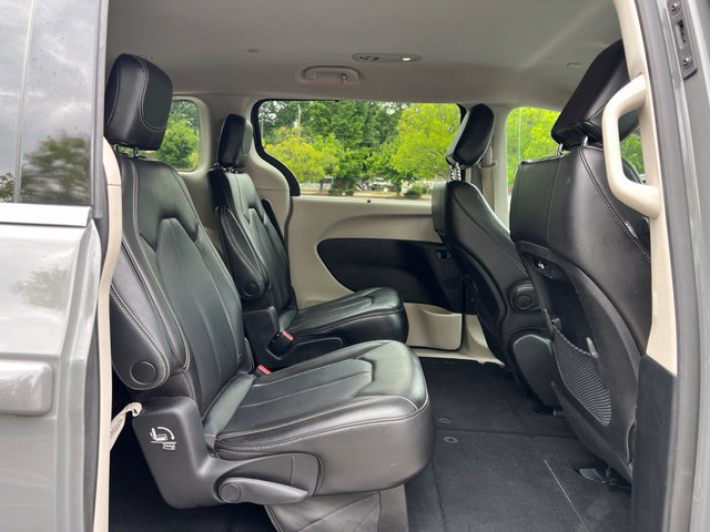 Used 2023 Chrysler Pacifica Touring-L FWD image 18