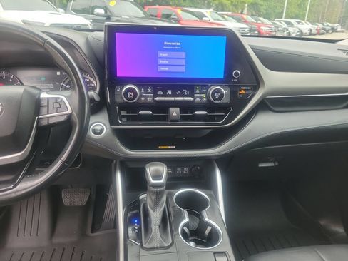 Used 2024 Toyota Highlander XLE FWD image 25