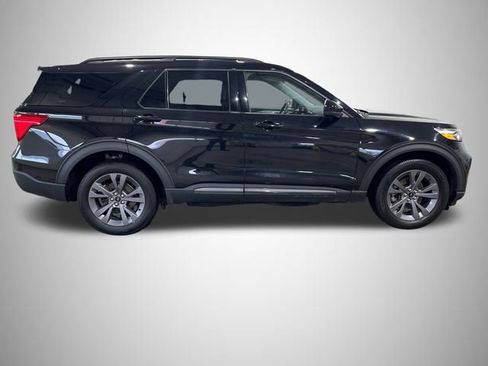 Used 2022 Ford Explorer XLT w/ Equipment Group 202A image 6