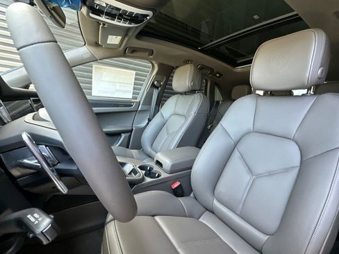 Certified 2025 Porsche Macan image 5