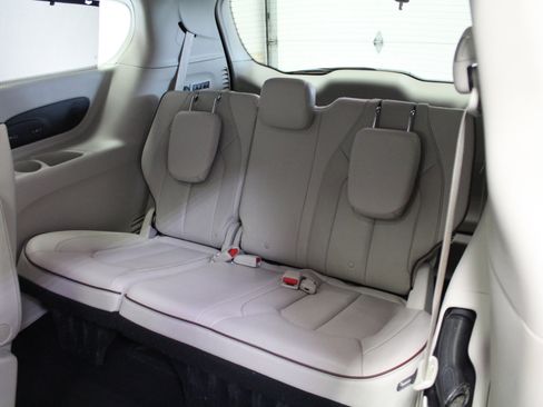 Used 2017 Chrysler Pacifica Limited w/ UConnect Theater Package image 22