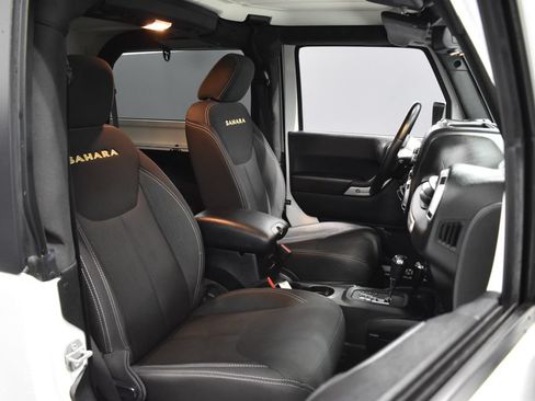 Used 2015 Jeep Wrangler Sahara w/ Connectivity Group AWD/4WD image 13
