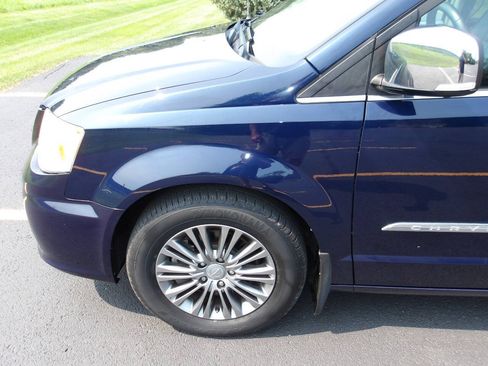 Used 2014 Chrysler Town & Country Touring-L w/ Driver Convenience Group FWD image 33