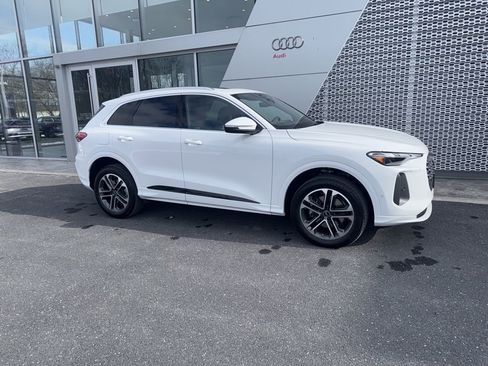 Used 2025 Audi Q5 2.0T Premium w/ Convenience Package image 2
