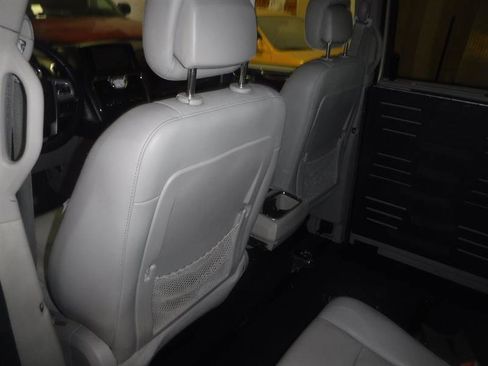 Used 2011 Chrysler Town & Country Touring-L w/ Trailer Tow Group FWD image 28