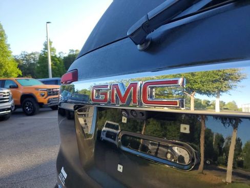 Used 2023 GMC Acadia Denali w/ Denali Ultimate Package FWD image 6