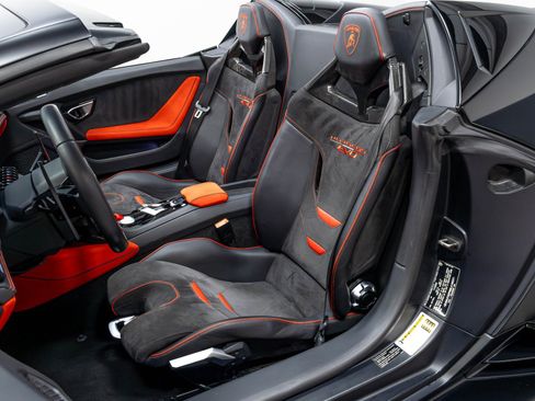 Used 2021 Lamborghini Huracan EVO RWD image 7