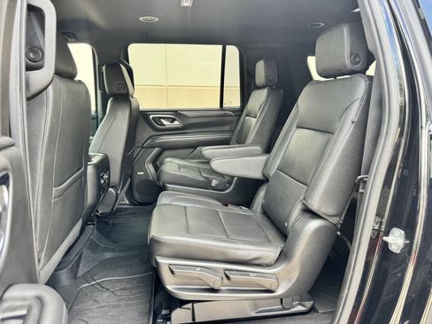 Used 2022 Chevrolet Suburban LT w/ Luxury Package RWD image 13
