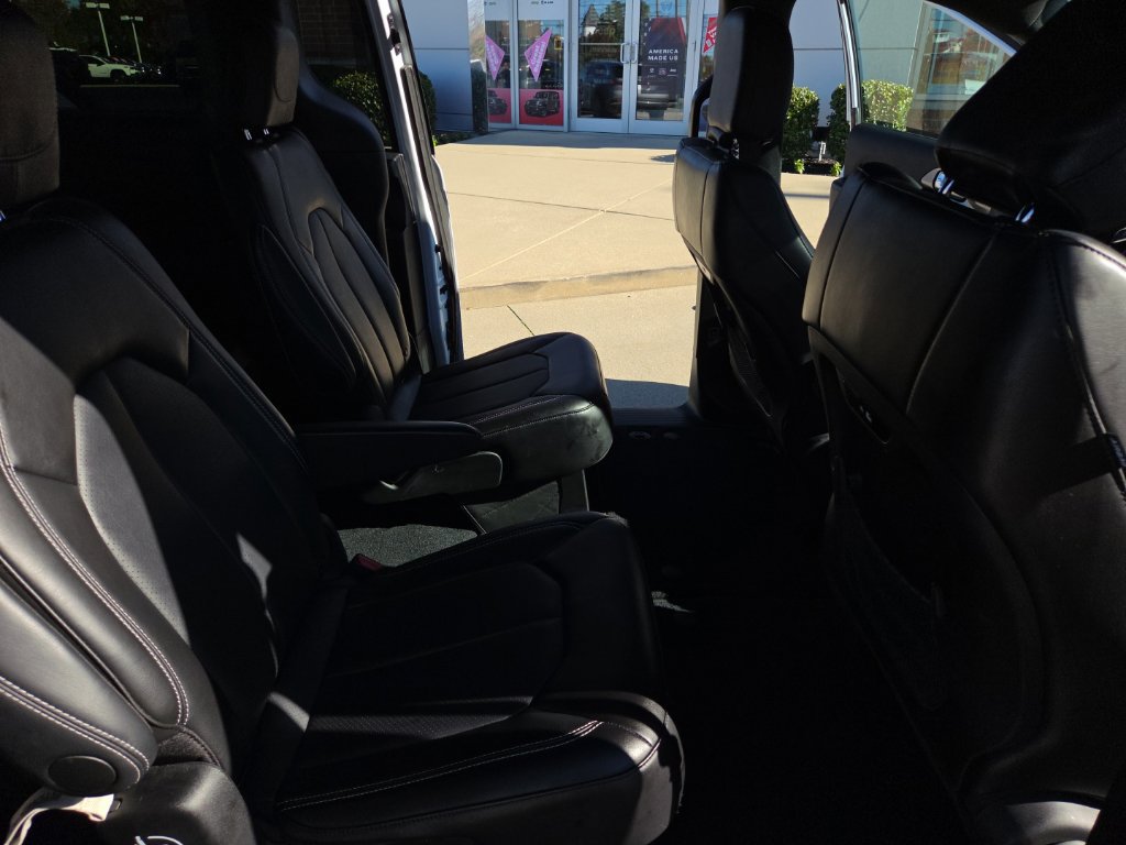 Certified 2026 Chrysler Pacifica Select FWD image 25